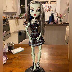 💙 frightfully tall frankie 💚